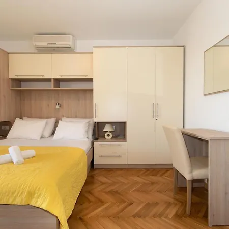 Dese Za 2 Osobe Apartment Tucepi