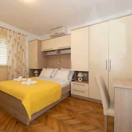 Dese Za 2 Osobe Apartment Tucepi